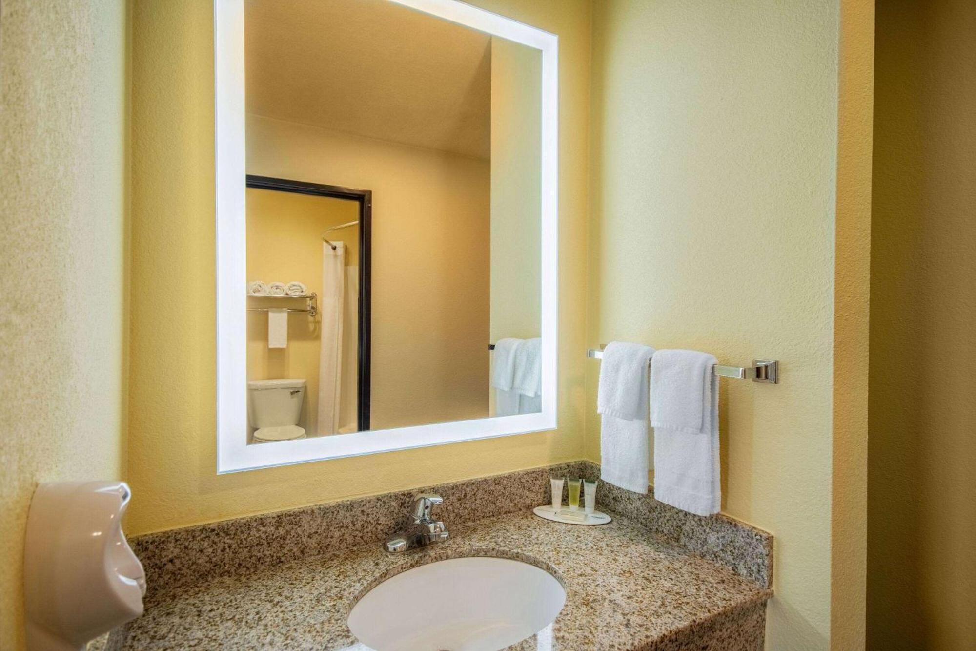Days By Wyndham Waterloo Hotel 2*