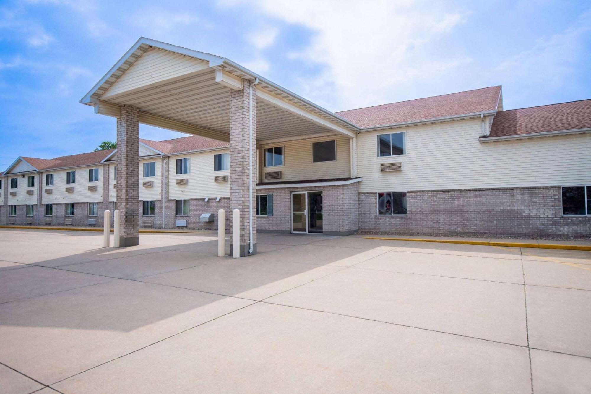 Days By Wyndham Waterloo Hotel