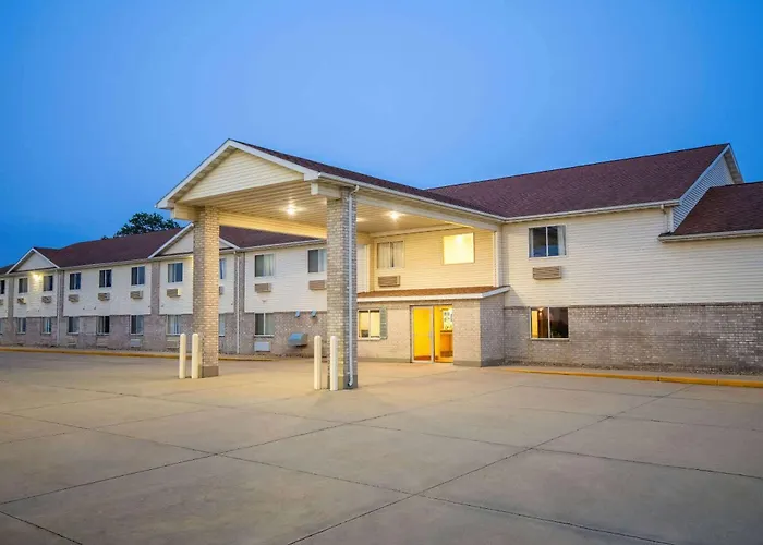 Days Inn By Wyndham Evansdale Waterloo