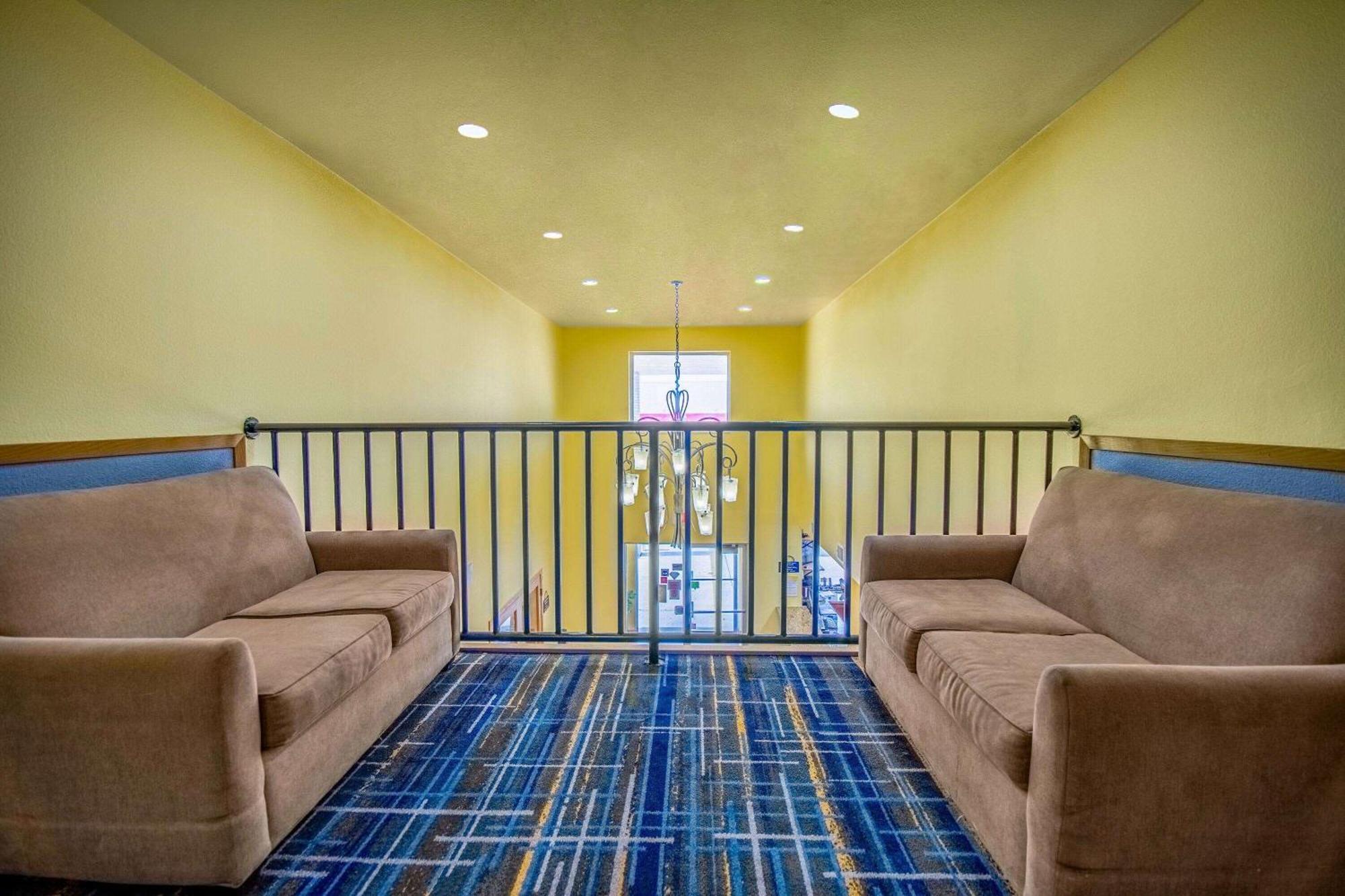 Hotel Days By Wyndham Waterloo